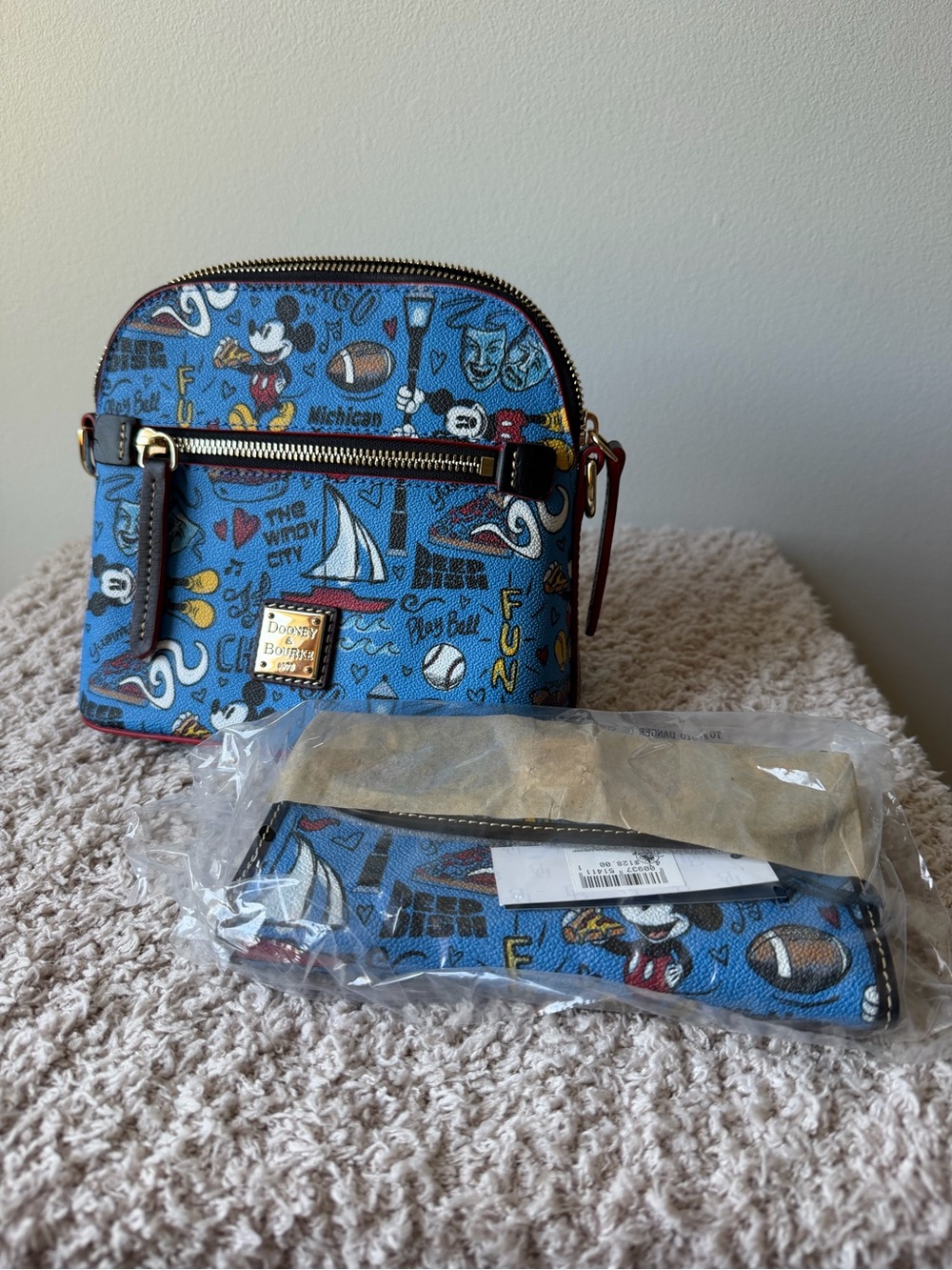 NWT Disney Dooney & Bourke Chicago bag and wallet - Picture 2 of 9